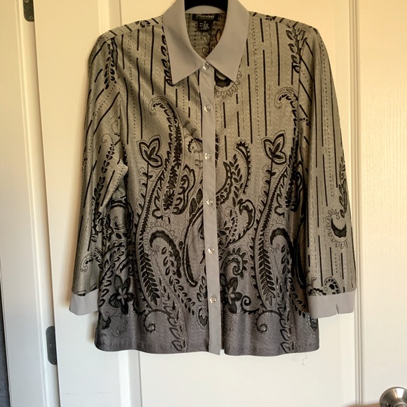 Gorgeous Top with Crystal Buttons - Picture 4 of 8